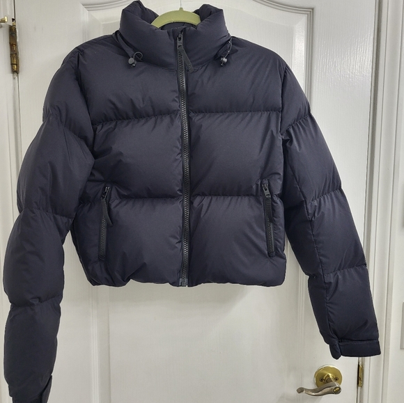 BNWT Aritzia TnA The Mega Puff Short Puffer Jacket XS - Picture 2 of 9